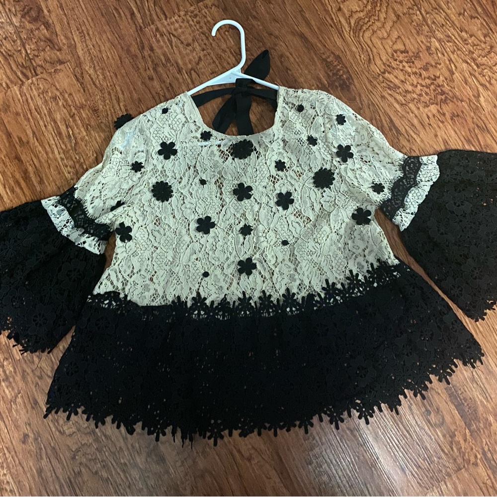 Gracia top beige and black size medium